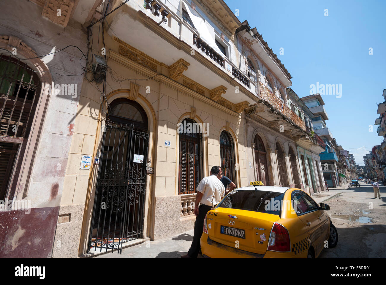 Un taxi in attesa per i passeggeri all'ingresso di Casa 1932 un bed & breakfast privato in una zona centrale di Havana Cuba Foto Stock