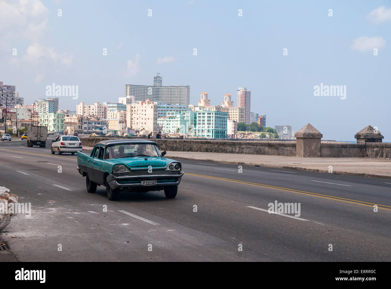 Vintage americano auto guidando lungo il Malecon in Havana Cuba Foto Stock