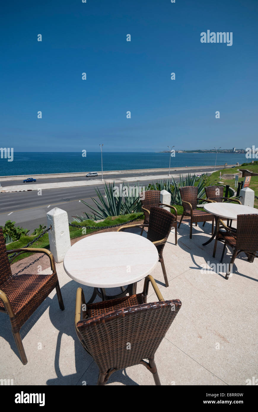 La terrazza del centro storico Hotel Nacional de Cuba affacciato sulla Florida straits e Malecon in Vedado Avana Cuba. Foto Stock