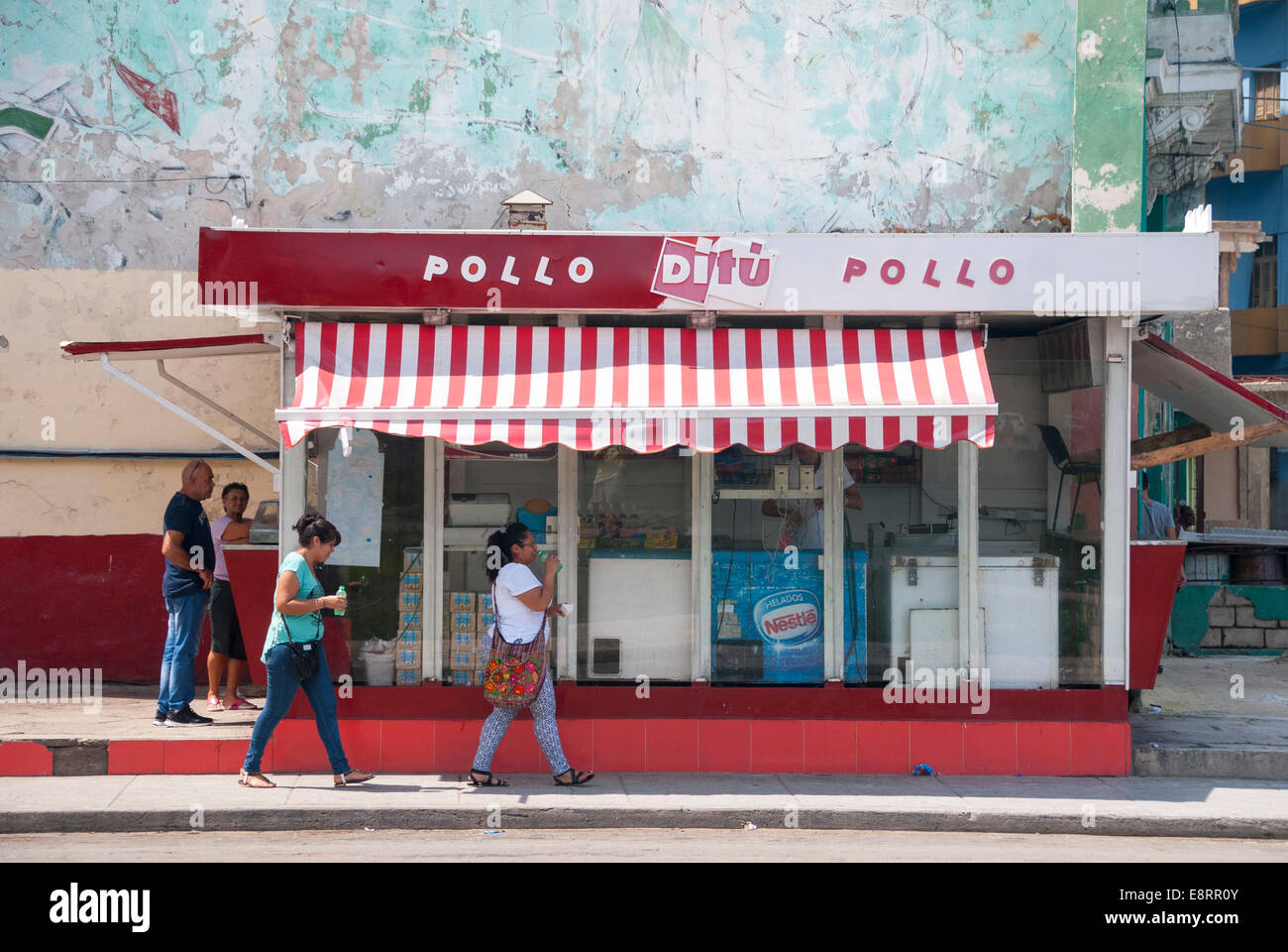 Un pollo cubano un ristorante fast food business su un angolo di strada nel bordo occidentale di Havana Centrale di Cuba. Foto Stock