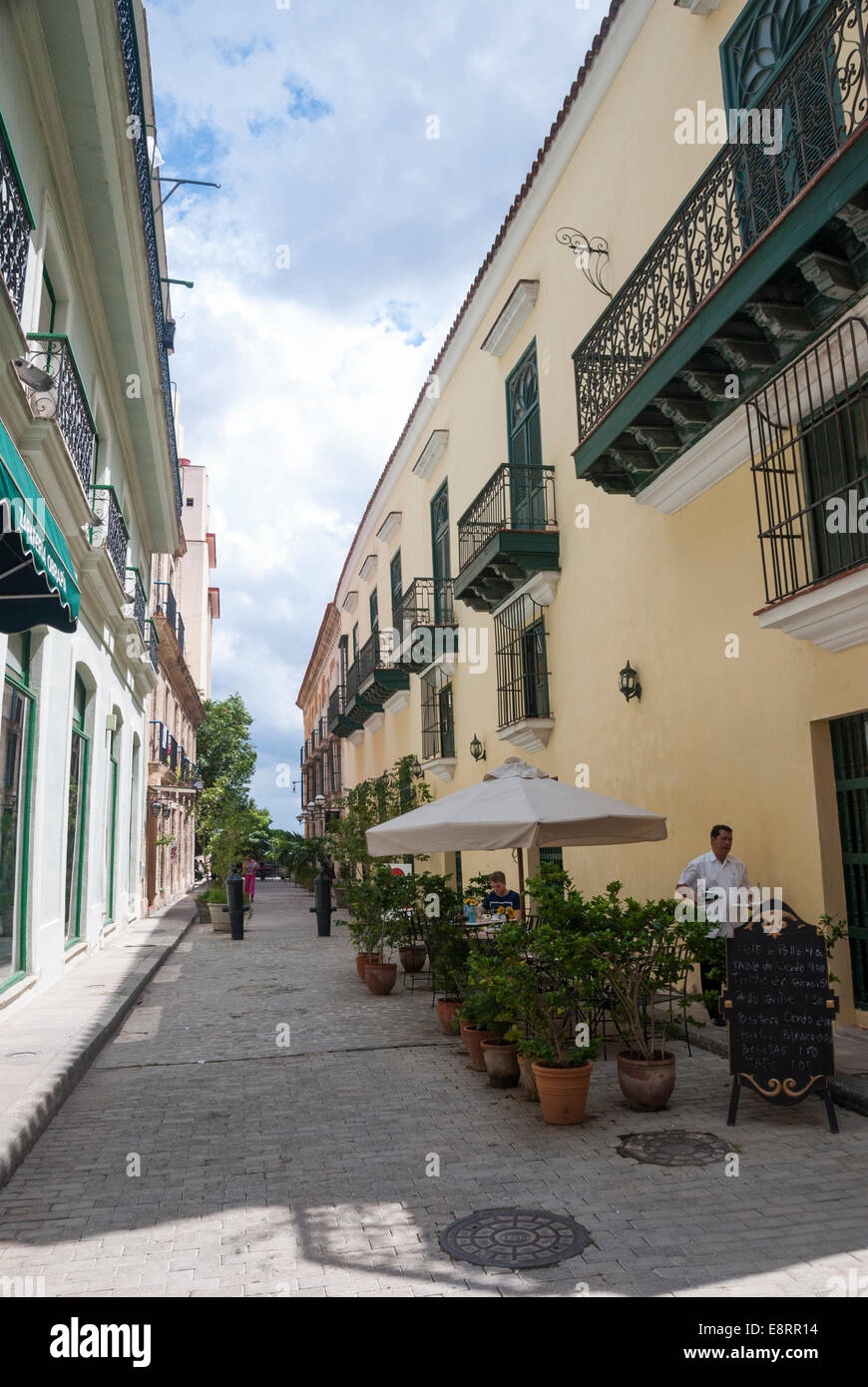 Un cafe su una strada laterale nella sezione vecchia dell Avana Cuba Foto Stock