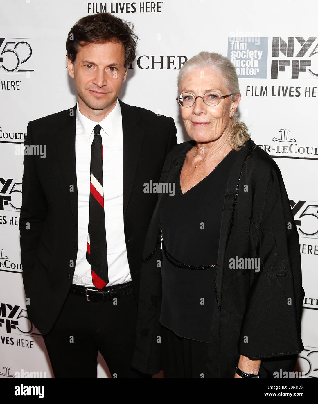 NEW YORK-Ott 10: regista Bennett Miller (L) e Vanessa Redgrave frequentare il 'Foxcatcher' premiere nella 52a New York Film Festival di Alice Tully Hall il 10 ottobre 2014 in New York City. Foto Stock