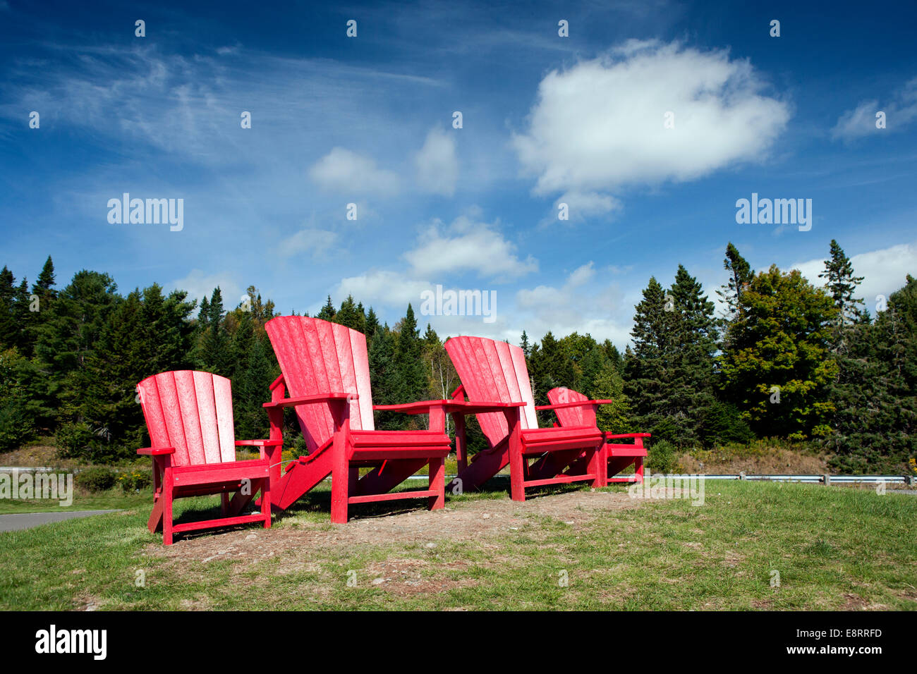 Red Adirondack sedie a Fundy National Park - vicino al Alma, New Brunswick; Canada Foto Stock