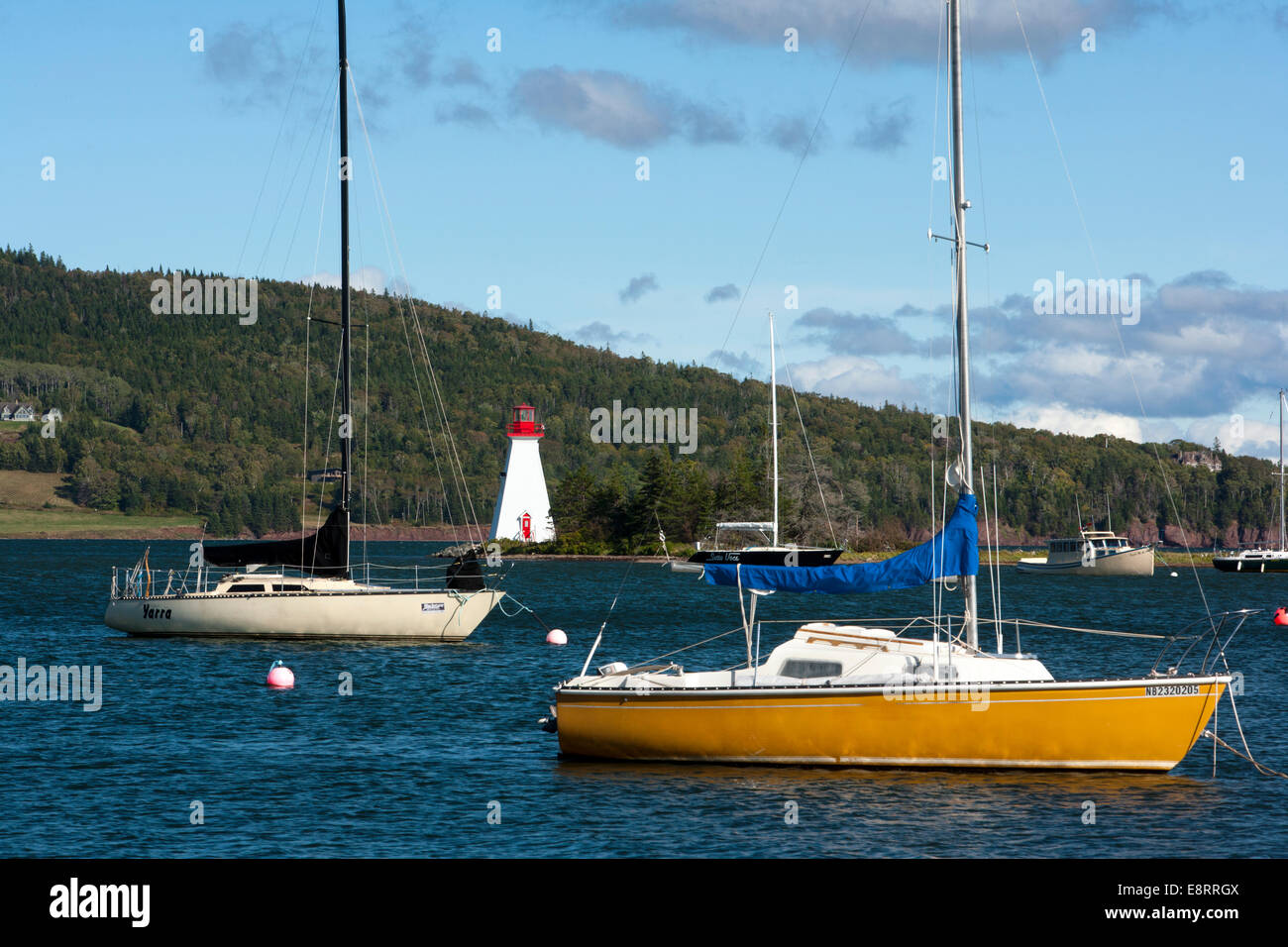 Barche a vela e Kidston Island Lighthouse - Baddeck, Cape Breton Island, Nova Scotia, Canada Foto Stock