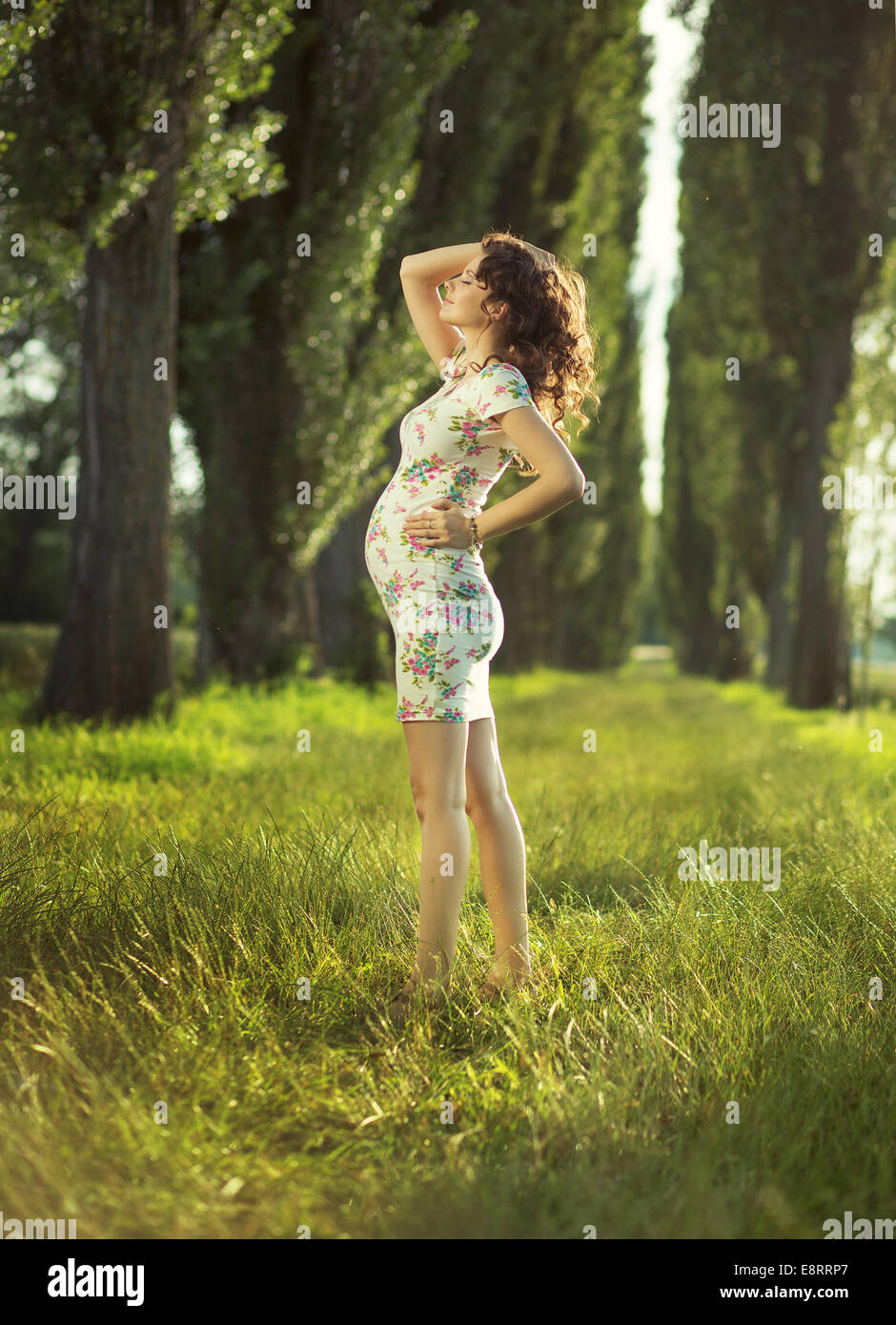 Ritratto di donna in stato di gravidanza nel parco Foto Stock