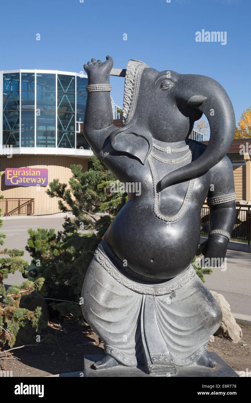 Danza statua dell'elefante modellato dopo il dio indù Ganesh, scolpito da indiano in granito nero. Foto Stock