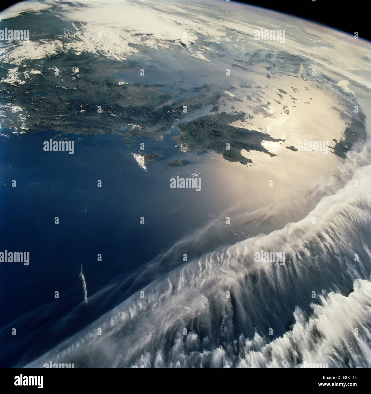 Lo Space Shuttle Atlantis catturò la vista di varie località, tra cui Corsica e Grecia, durante la missione STS-84. Queste immagini di osservazione della Terra forniscono informazioni dettagliate sulla superficie e sull'ambiente della Terra. Foto Stock