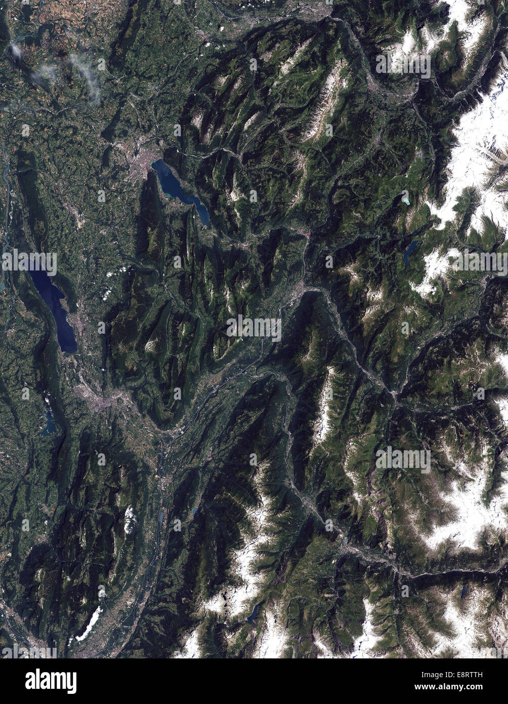 Un'immagine satellitare Landsat scattata il 21 luglio 2001 cattura immagini dettagliate della Terra utilizzando il sensore Enhanced Thematic Mapper Plus, mostrando caratteristiche paesaggistiche e cambiamenti ambientali. Foto Stock