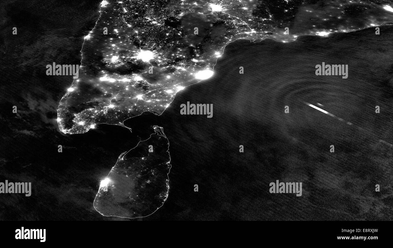 Le osservazioni satellitari della NASA hanno catturato fulmini e onde gravitazionali nel ciclone tropicale Mahasen, offrendo dati preziosi per comprendere le dinamiche delle tempeste e i processi atmosferici. Foto Stock
