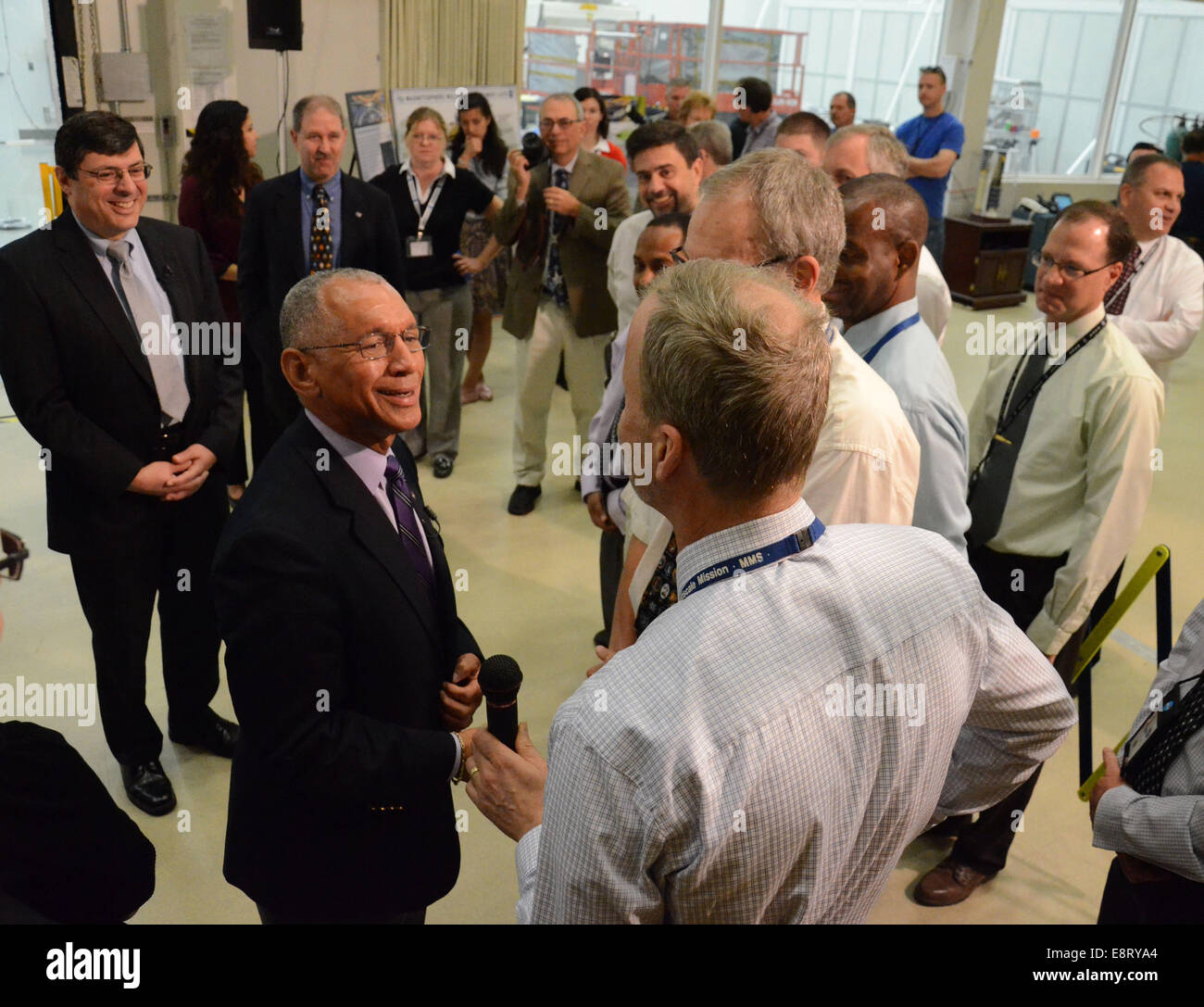 L'amministratore della NASA Charles Bolden ha visitato lo sviluppo del veicolo spaziale MMS al Goddard Space Flight Center della NASA. La missione Magnetospheric Multiscale mira a studiare il campo magnetico terrestre attraverso quattro veicoli spaziali progettati per misurare vari fenomeni. Bolden ha incontrato il personale chiave, incluso Chris Scolese, e ha discusso il lavoro in corso. Foto Stock