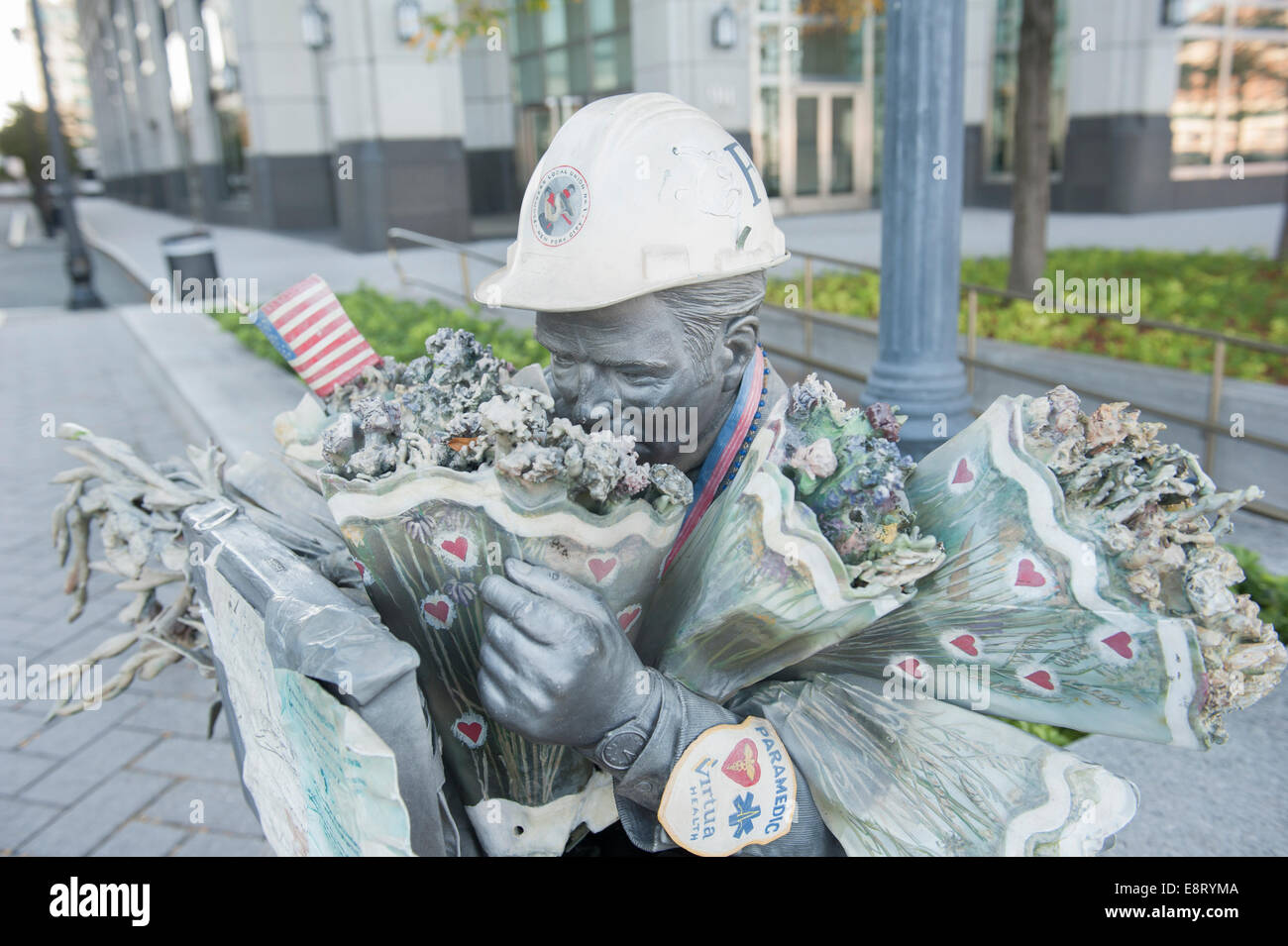 Una statua in Jersey City waterfront commemora le persone che sono morte nel World Trade Center attacco a sett. 11, 2001. Foto Stock