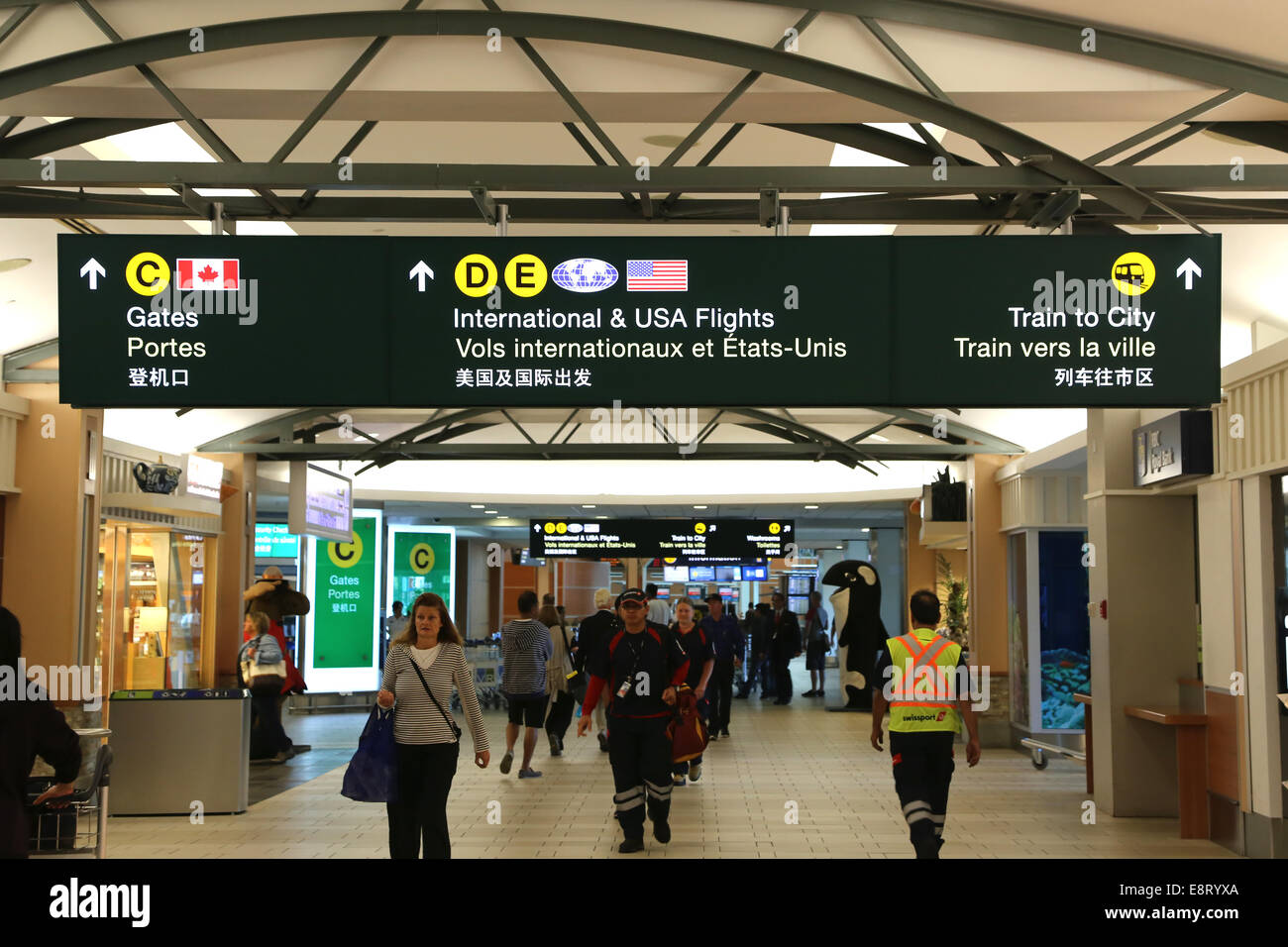 Vancouver, BC Canada - 13 Settembre 2014 : Un lato dell'Aeroporto Internazionale di Vancouver lobby con motion blur persone Foto Stock