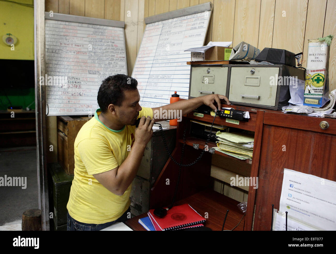 San Salvador El Salvador. Xiii oct, 2014. Un membro del soccorso Salvadorean comando controlla la radio dopo un terremoto a San Salvador, capitale di El Salvador, su 13 Ottobre, 2014. Un terremoto di magnitudo 7.3 della scala Richter scossi fine lunedì il pacifico al largo della costa di El Salvador e Nicaragua, uccidendo almeno una persona. Credito: Oscar Rivera/Xinhua/Alamy Live News Foto Stock