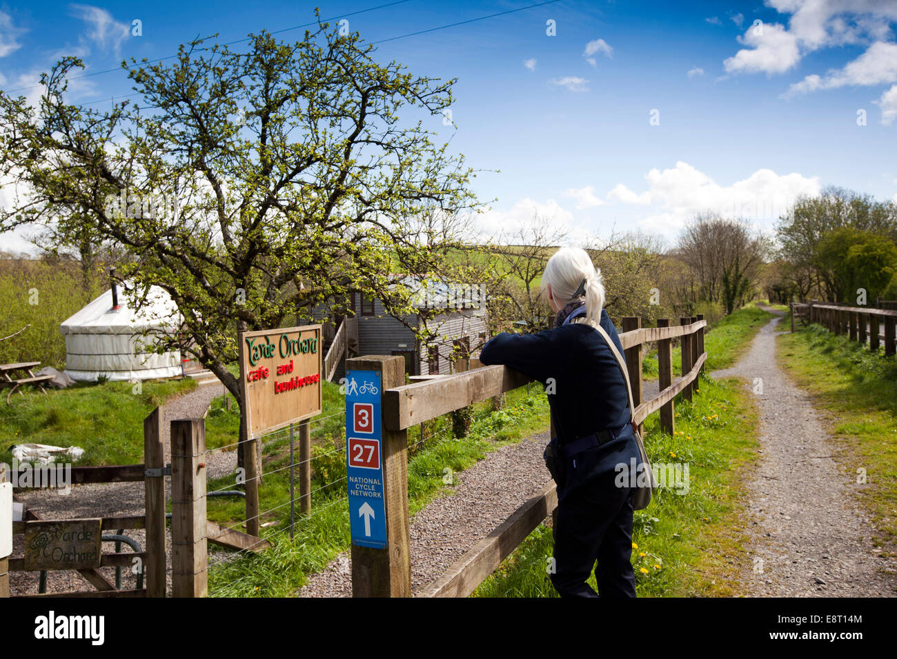 Regno Unito, Inghilterra, Devon, Est Yarde, visitatore in appoggio su Orchard Café e il Bunkhouse sul sentiero Tarka Foto Stock