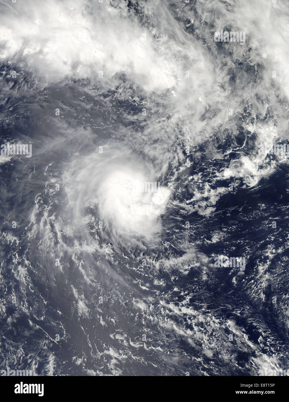 Il satellite Aqua della NASA cattura un'immagine visibile di un ciclone tropicale, fornendo dati vitali per monitorare lo sviluppo delle tempeste e monitorare i sistemi meteorologici a livello globale. Foto Stock