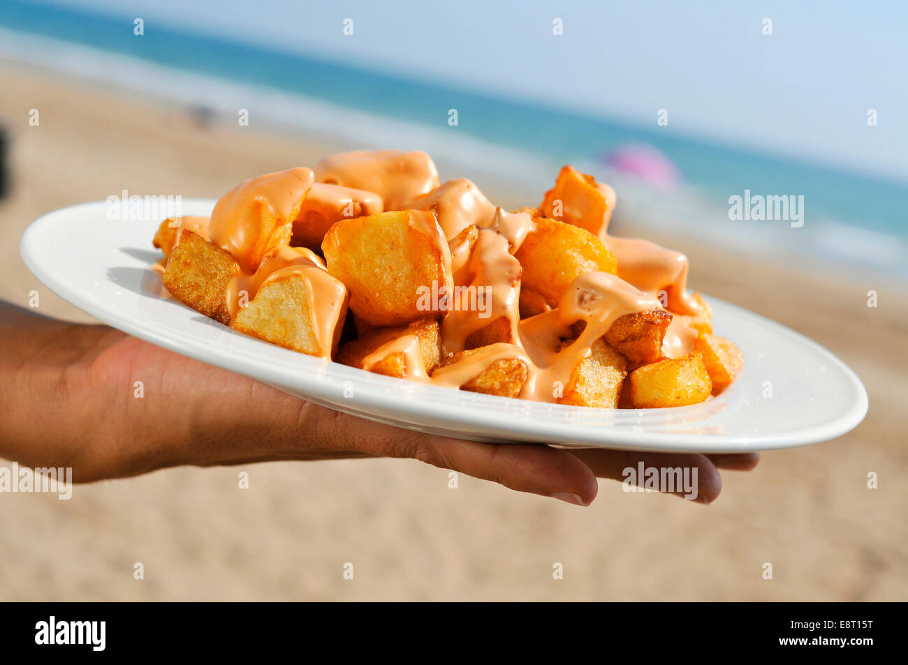 Ingrandimento Di Una Piastra Con Tipico Spagnolo Patatas Bianche Patate Fritte Con Una Salsa Calda Sulla Spiaggia Foto Stock Alamy