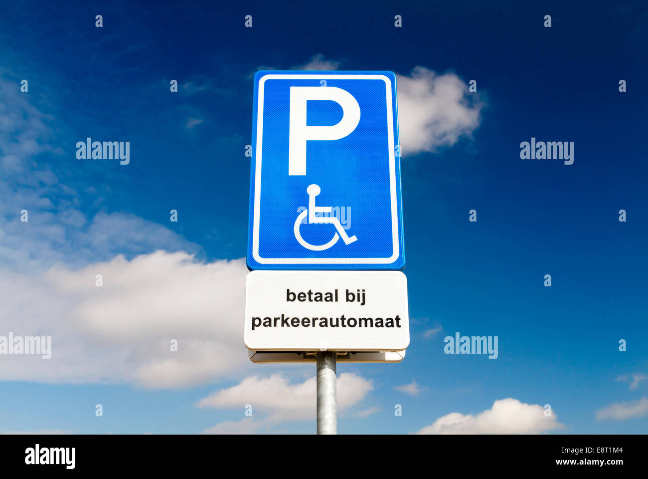 Blu parcheggio disabili segno per piloti disabili contro un cielo drammatico Foto Stock