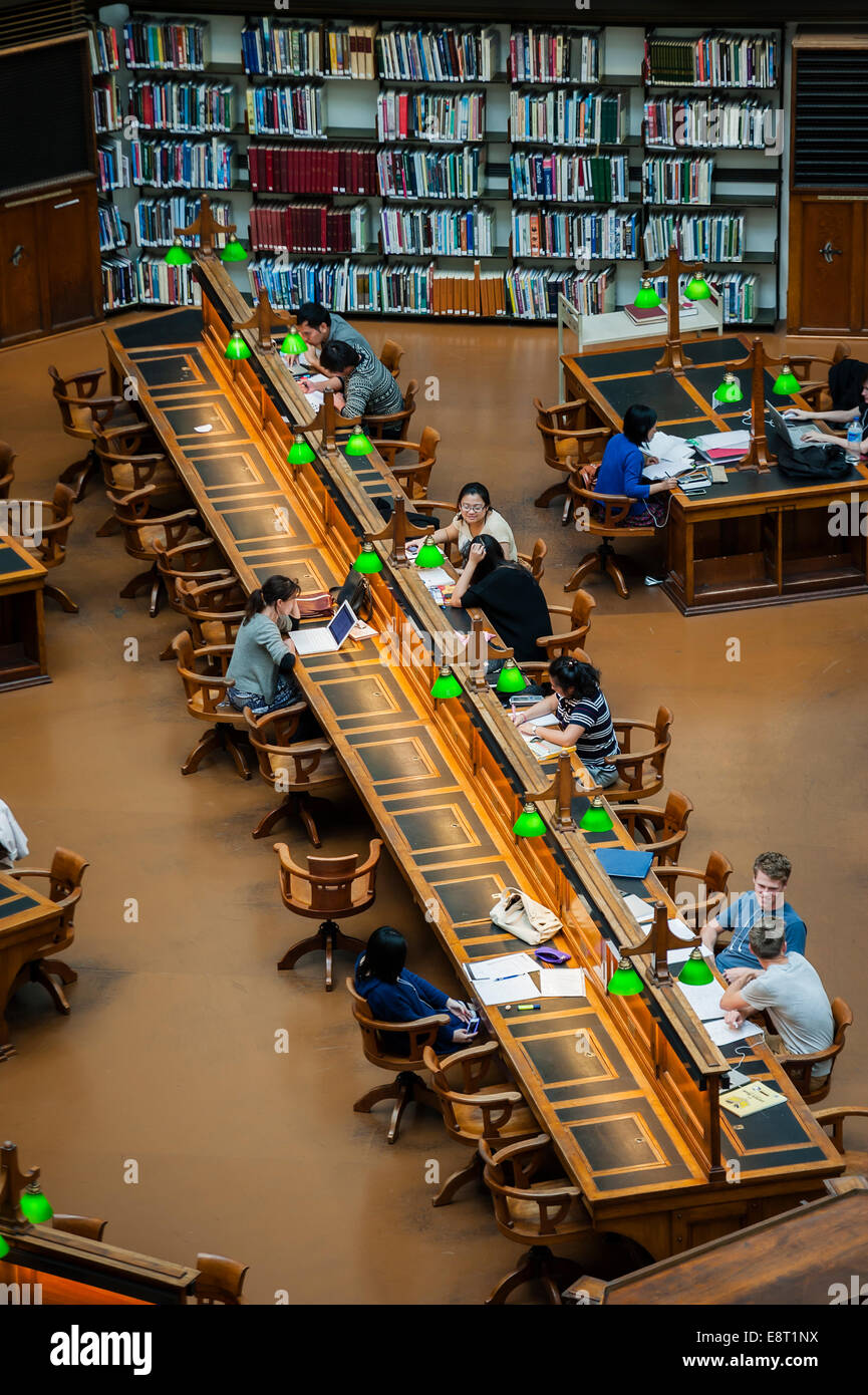 Il magnifico La Trobe sala lettura in biblioteca dello Stato di Victoria, Melbourne Australia. Foto Stock