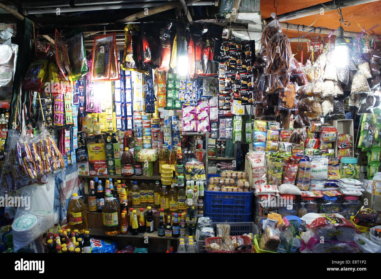 Strada del mercato bancarella vendendo generi alimentari e articoli da emporio a Ho Chi Minh city Foto Stock