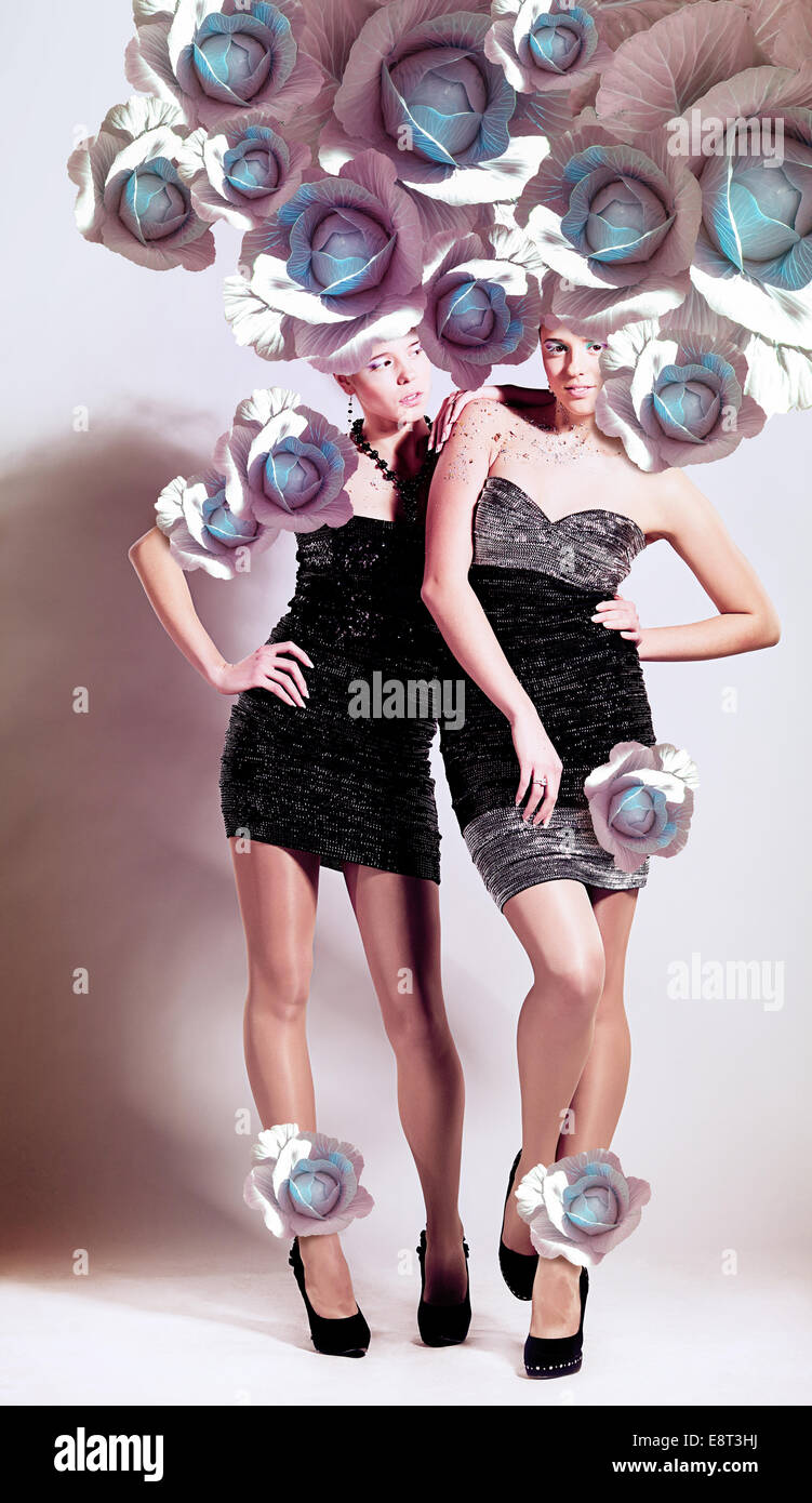 Due ragazze con alta acconciatura di cavolo in abiti corti Foto Stock