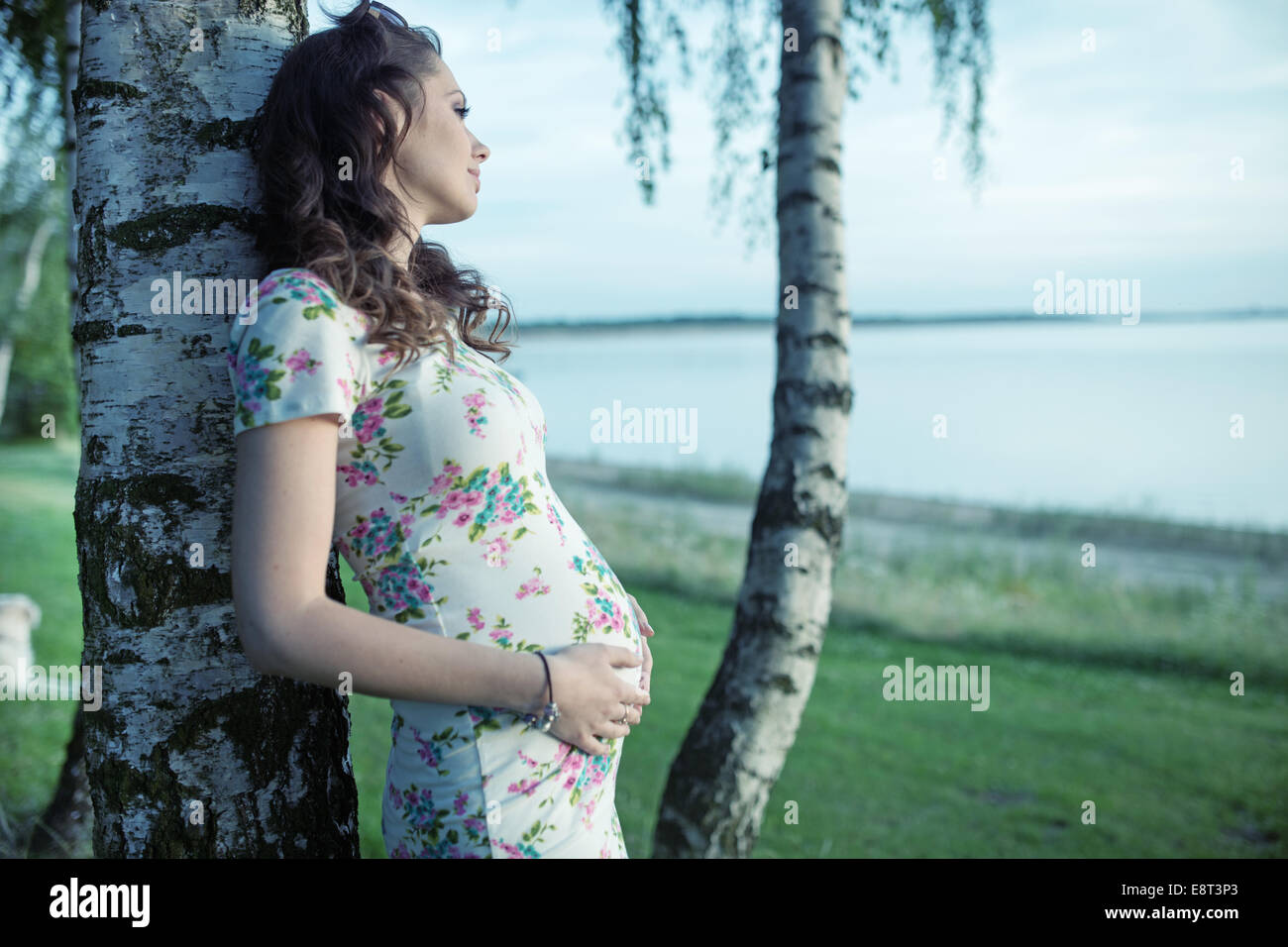 Adorabile signora incinta toccando il suo ventre Foto Stock