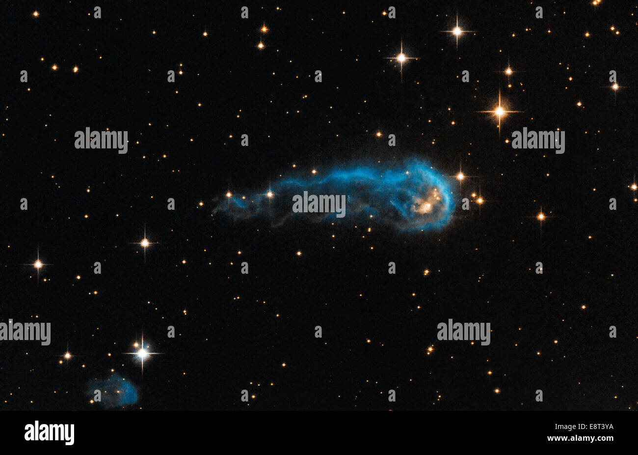 Un nodo lungo un anno luce di gas interstellari e polvere, osservato dal telescopio spaziale Hubble della NASA, assomiglia a un caterpillar che si muove verso una festa cosmica. Questa densa regione è un vivaio stellare in cui si stanno formando nuove stelle, fornendo informazioni critiche sulla formazione delle stelle e sul ciclo di vita delle galassie. Foto Stock