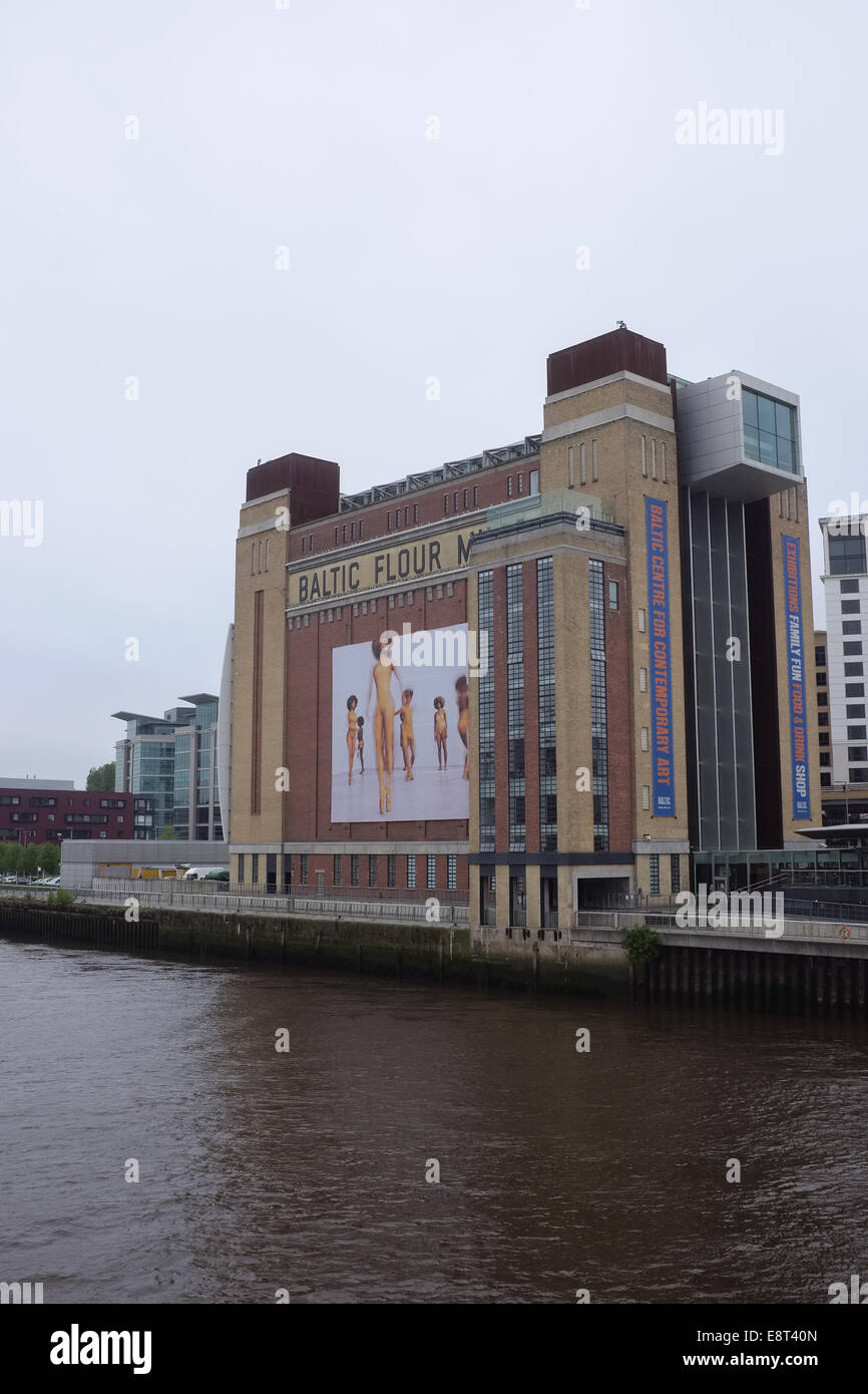 Una ristrutturazione di un mulino di farina - Mar Baltico Centro per l Arte Contemporanea, Gateshead Quays Quartiere delle Arti, dal Millennium Bridge. Foto Stock