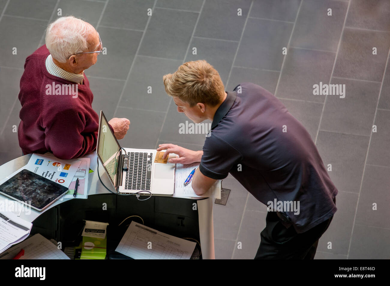 Un potenziale cliente di essere servito in una retail shopping mall Foto Stock