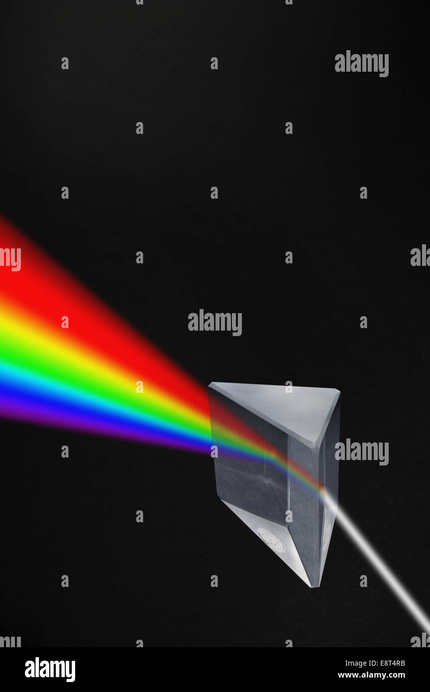 La luce che passa attraverso una sezione triangolare altamente lucidato prisma suddivisi in colori del arcobaleno di spettro Foto Stock