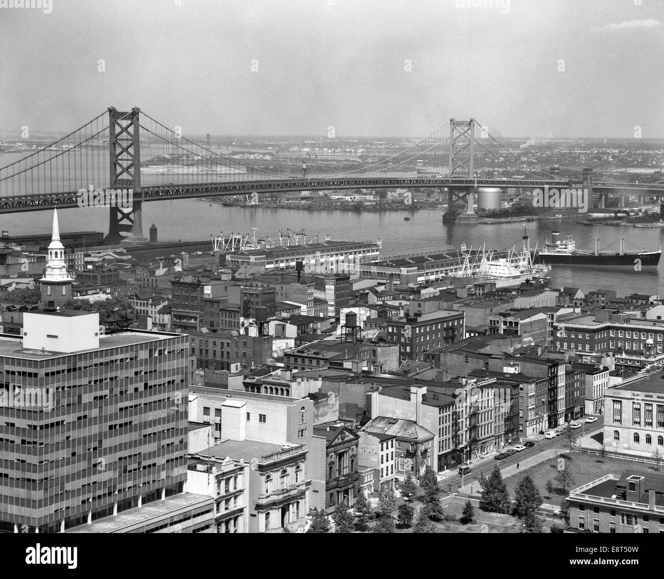 Anni Cinquanta Philadelphia PA USA guardando a nord-est del passato il fiume Delaware waterfront di Benjamin Franklin SOSPENSIONE PONTE A CAMDEN NJ Foto Stock