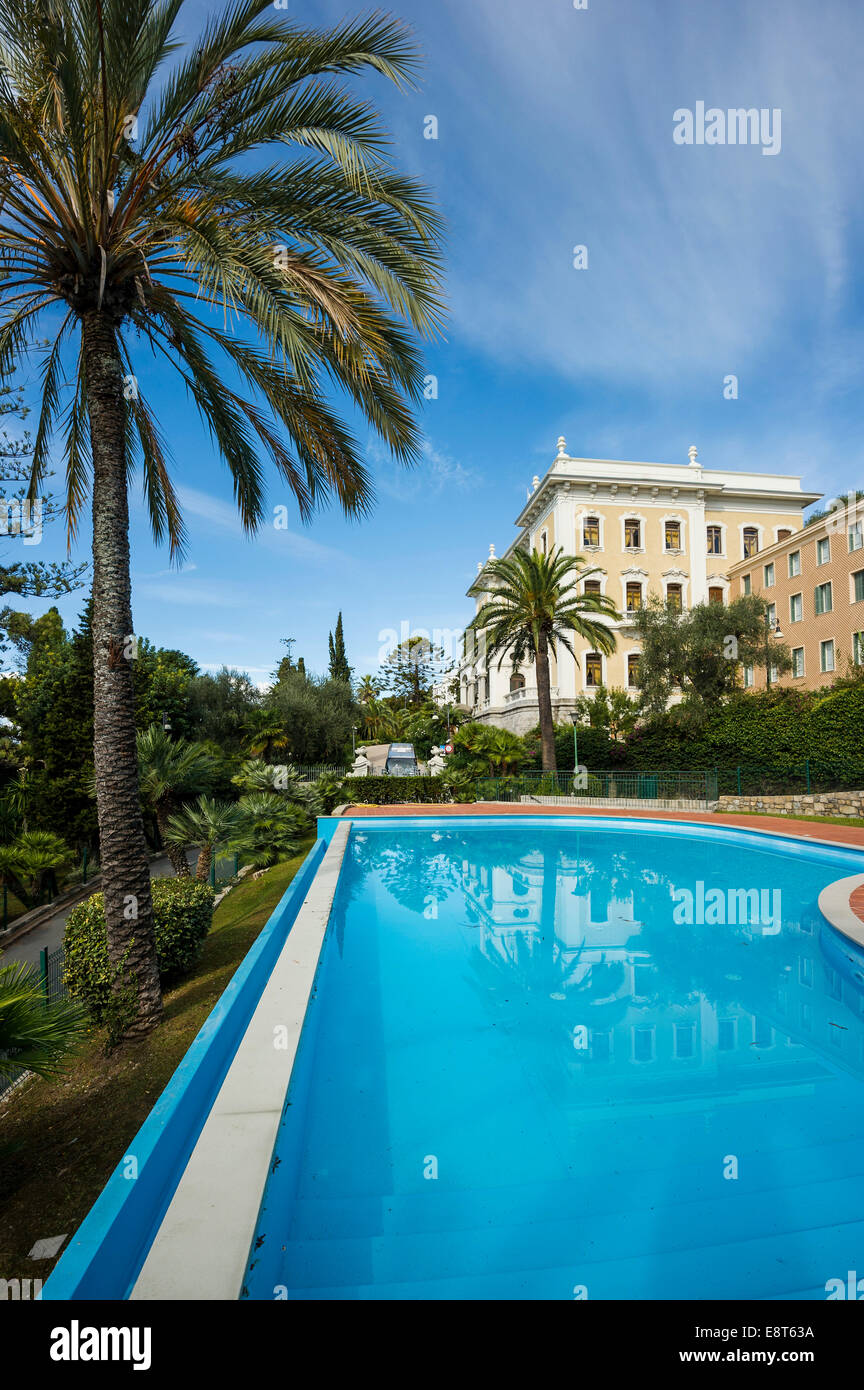 Piscina di fronte alla villa, Fondazione Terruzzi Villa Regina Margherita, Bordighera, Riviera dei Fiori, Liguria Foto Stock