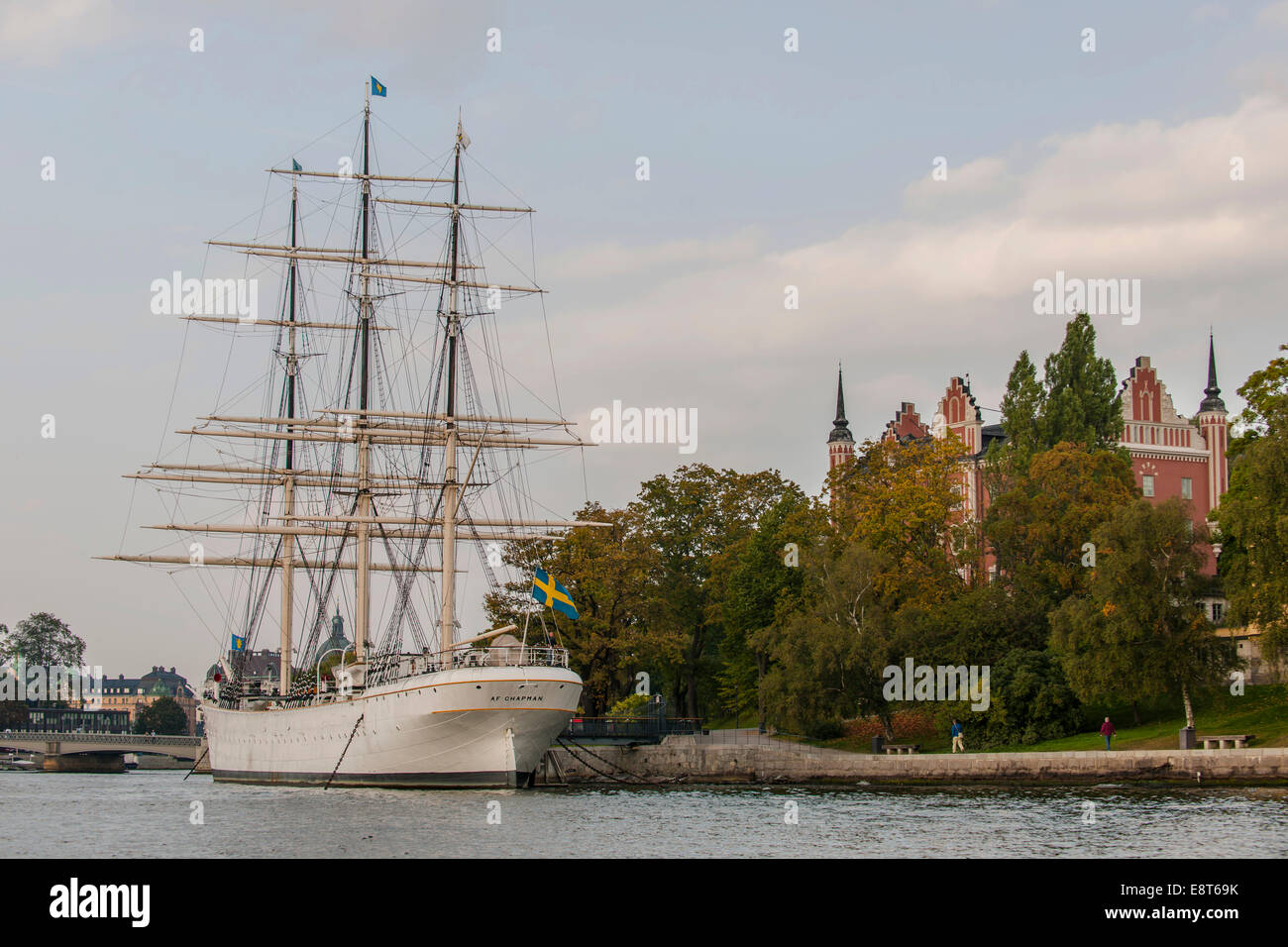 Tre-masted tall nave af Chapman, ora un ostello della gioventù, AMIRALITETSHUSET Sul lato di destra, isola di Skeppsholmen, Stoccolma Foto Stock