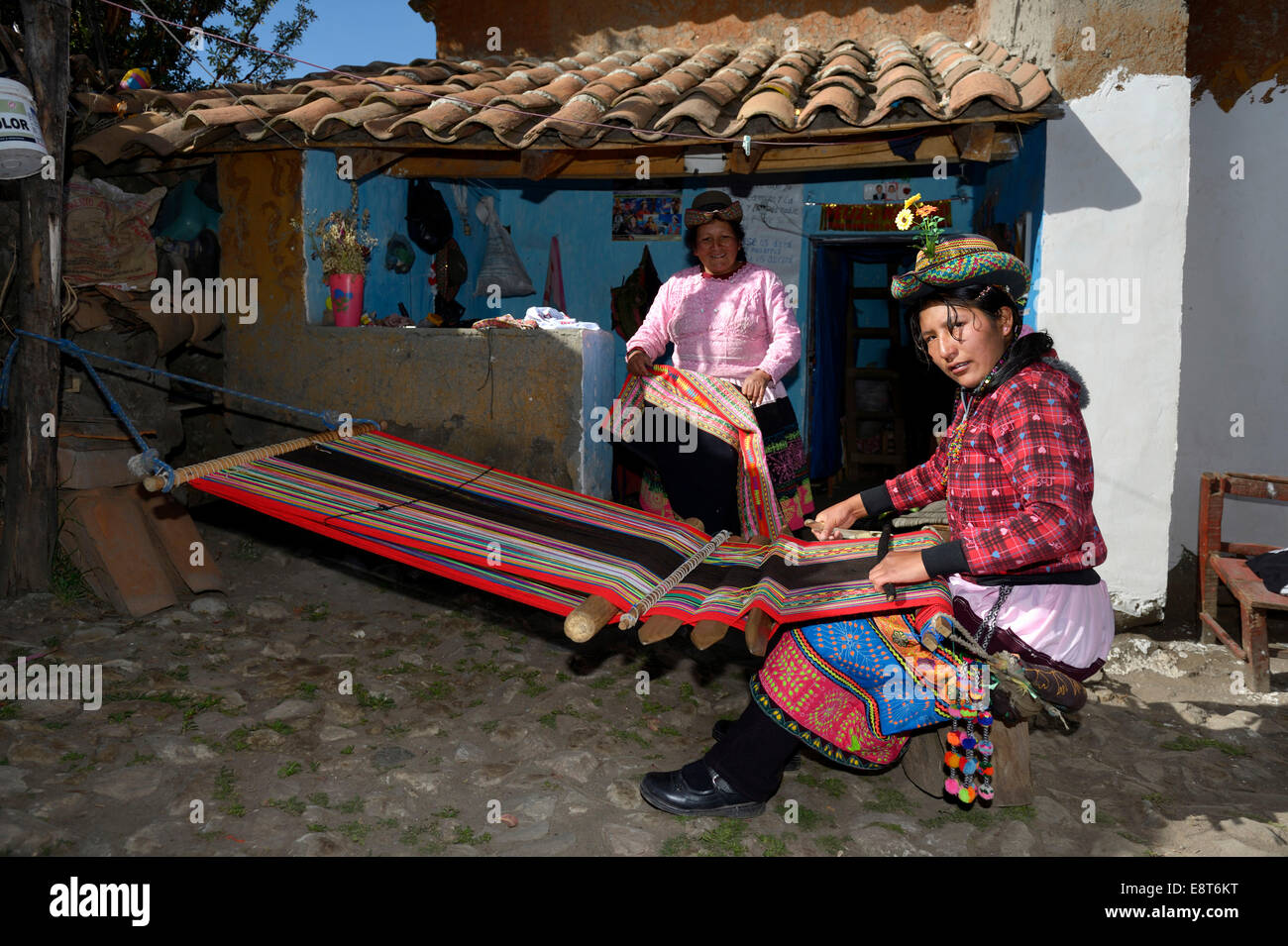 Giovane donna tessitura stoffa tradizionale al telaio, Quispillacta, Ayacucho, Perù Foto Stock
