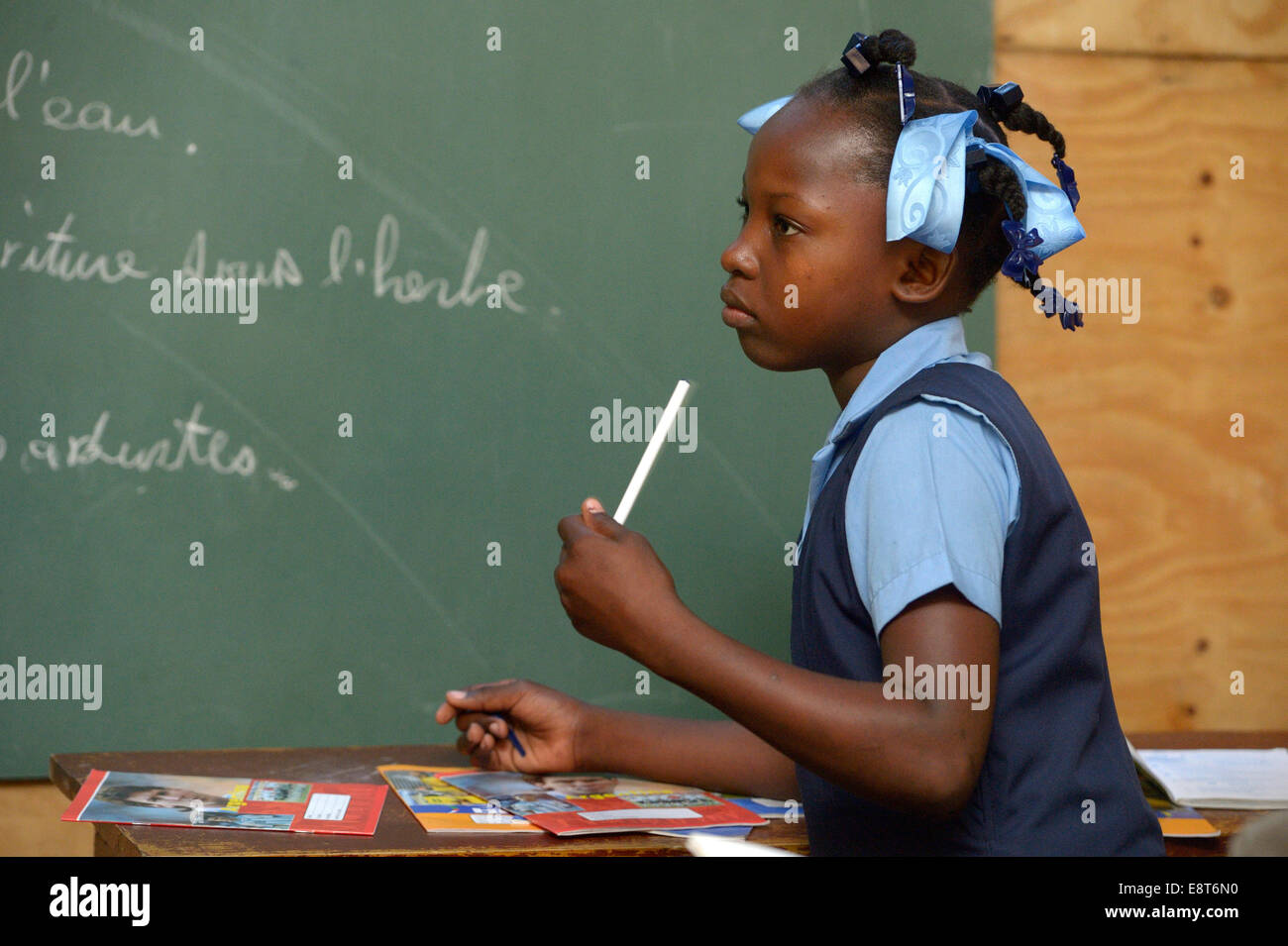 Studente in una scuola per i rifugiati di terremoto, Fort National, Port-au-Prince, Haiti Foto Stock