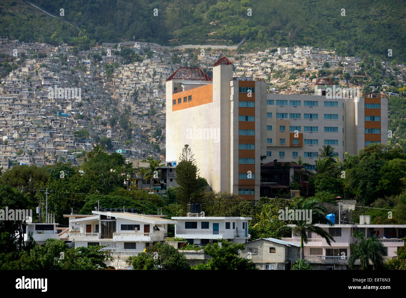 Baraccopoli sulle piste dietro il 5 stelle Royal Oasis Hotel nel distretto di Pétionville di Port-au-Prince, Haiti Foto Stock