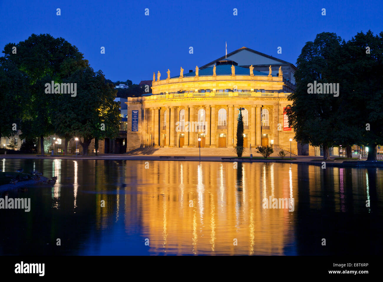 Opera House, Staatstheater Stuttgart, Teatro di Stato, nel parco Schlossgarten di notte, Stoccarda, Baden-Württemberg, Germania Foto Stock