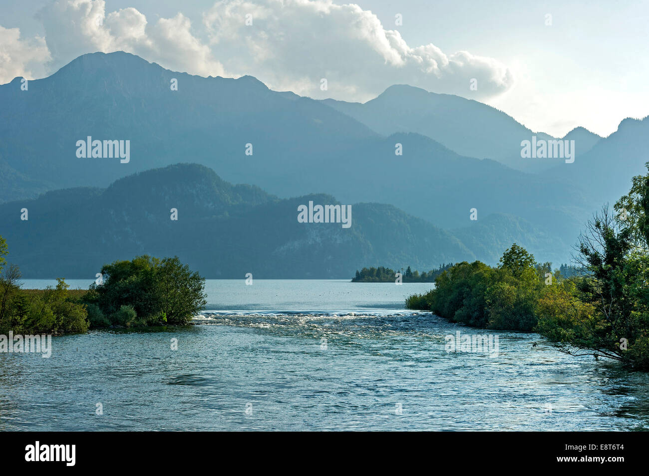Uscita del fiume Loisach dal lago di Kochel in Kochel am See, Alta Baviera, Baviera, Germania Foto Stock