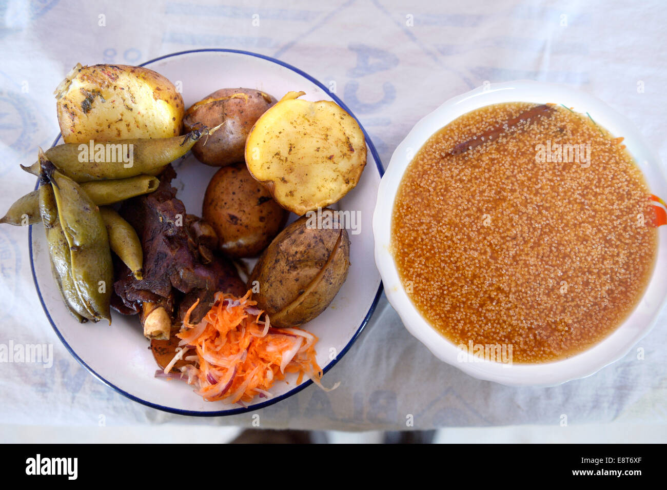 Tradizionale cucina andina, quinoa zuppa e un piatto con patate, carne di maiale, Haba o fave e insalata di carote, Chuquis Foto Stock