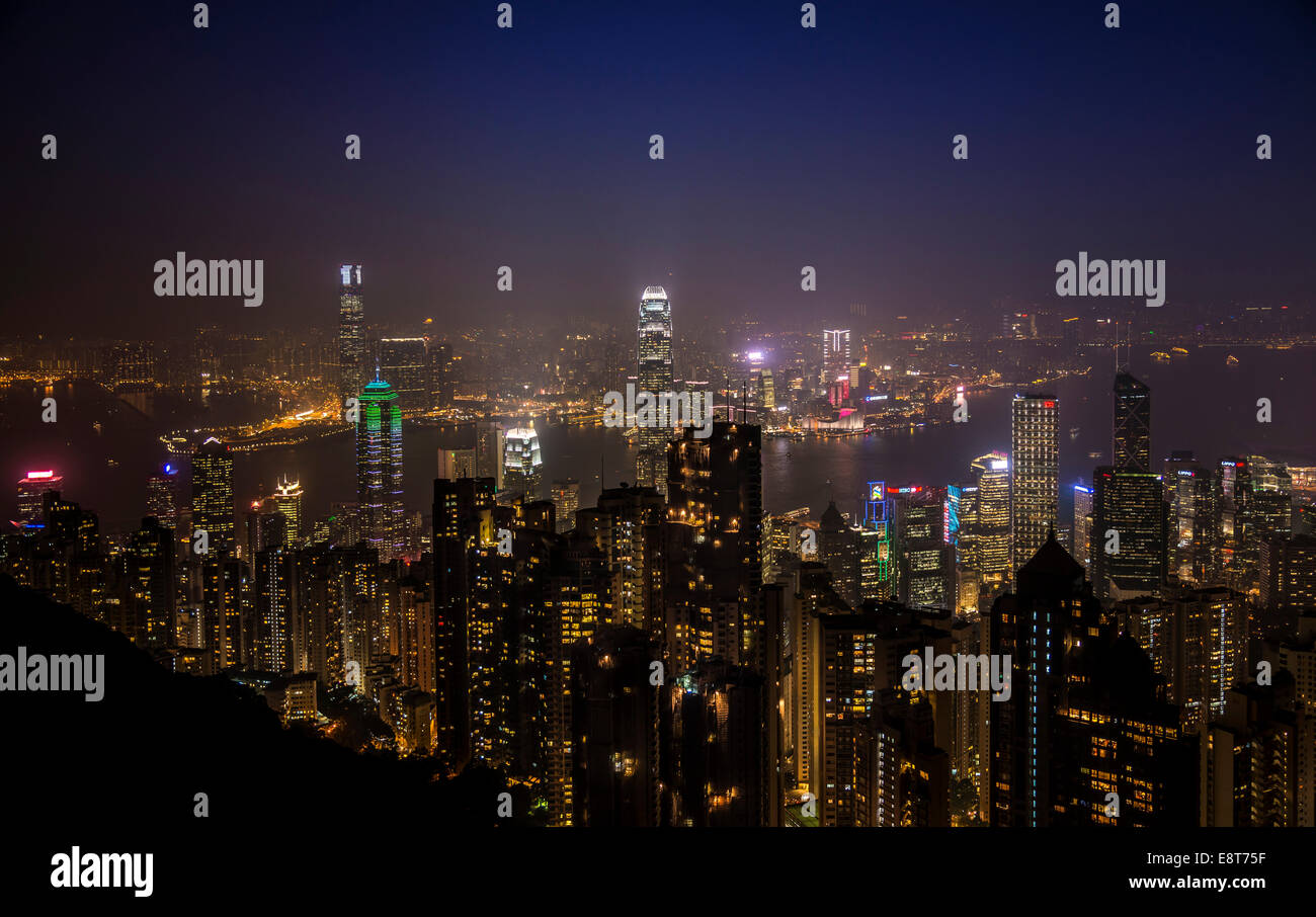 Skyline notturno, dal Victoria Peak, Isola di Hong Kong, Hong Kong, Cina Foto Stock