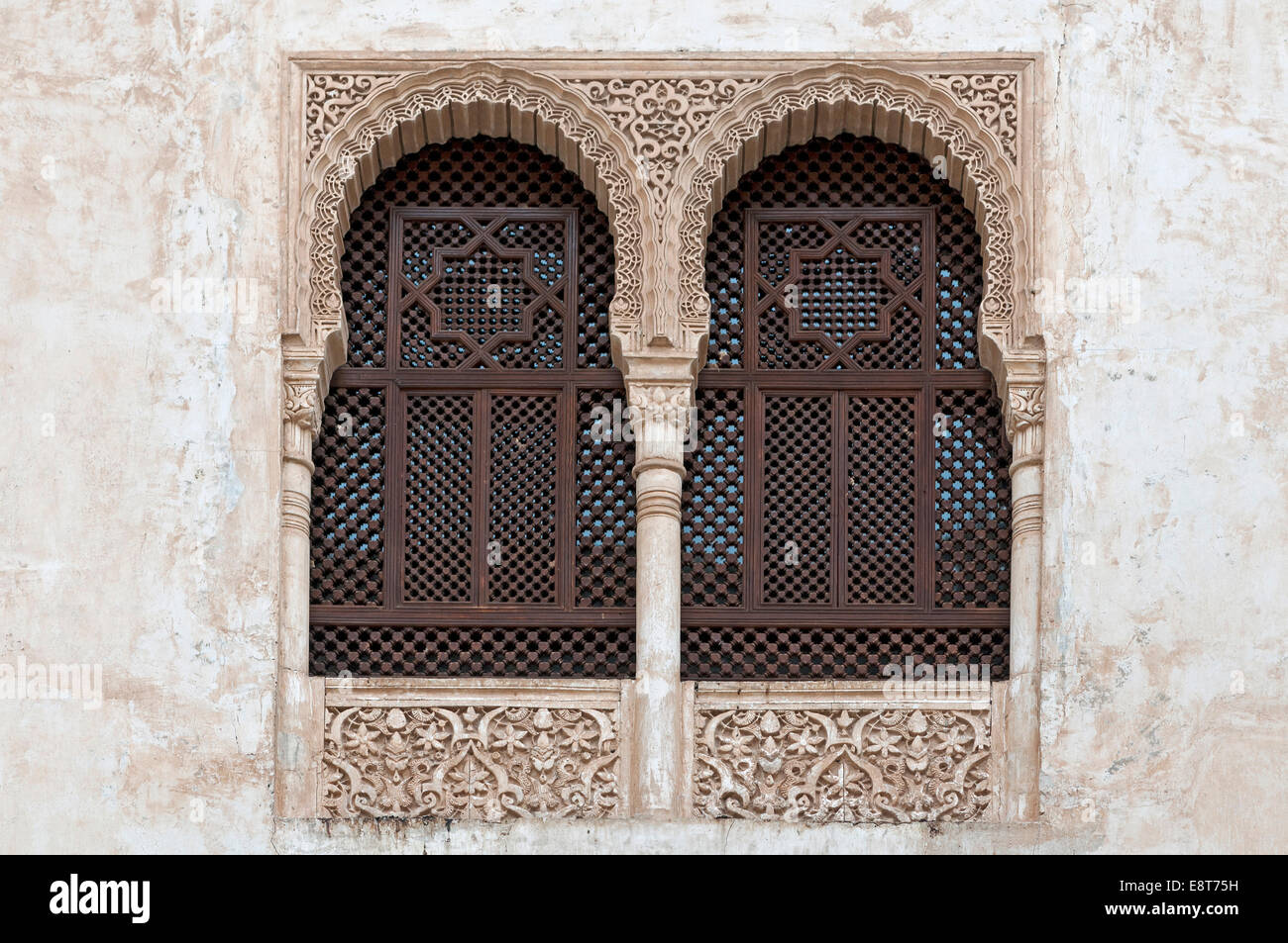 Rilievi di Moresco decorare la finestra arcate al Nasrid Palace, Alhambra, Sito Patrimonio Mondiale dell'UNESCO, Granada, Andalusia Foto Stock