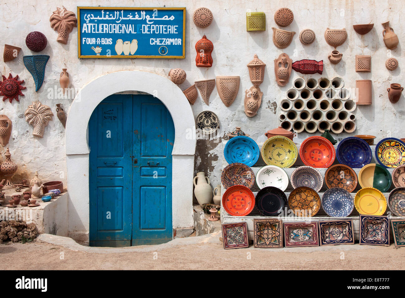 Negozio di ceramica, ceramica merci, Guellala Djerba, Tunisia Foto Stock