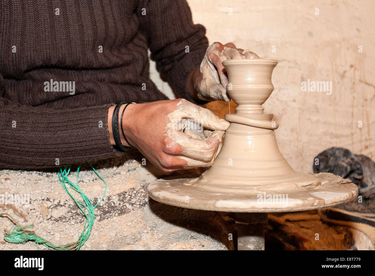 Ruota di ceramiche, ceramiche, fabbricazione di ceramiche, Guellala Djerba, Tunisia Foto Stock