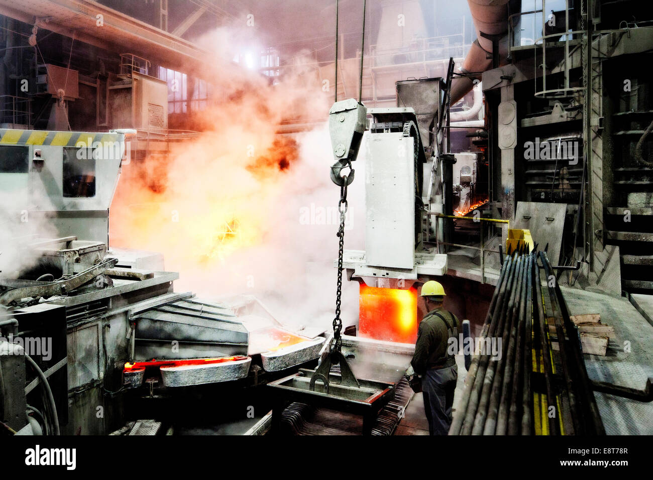 Lavoratore controllando la gru per il trasporto delle piastre di rame, rame smelter, impianto industriale, Brixlegg, Tirolo del nord, Austria Foto Stock
