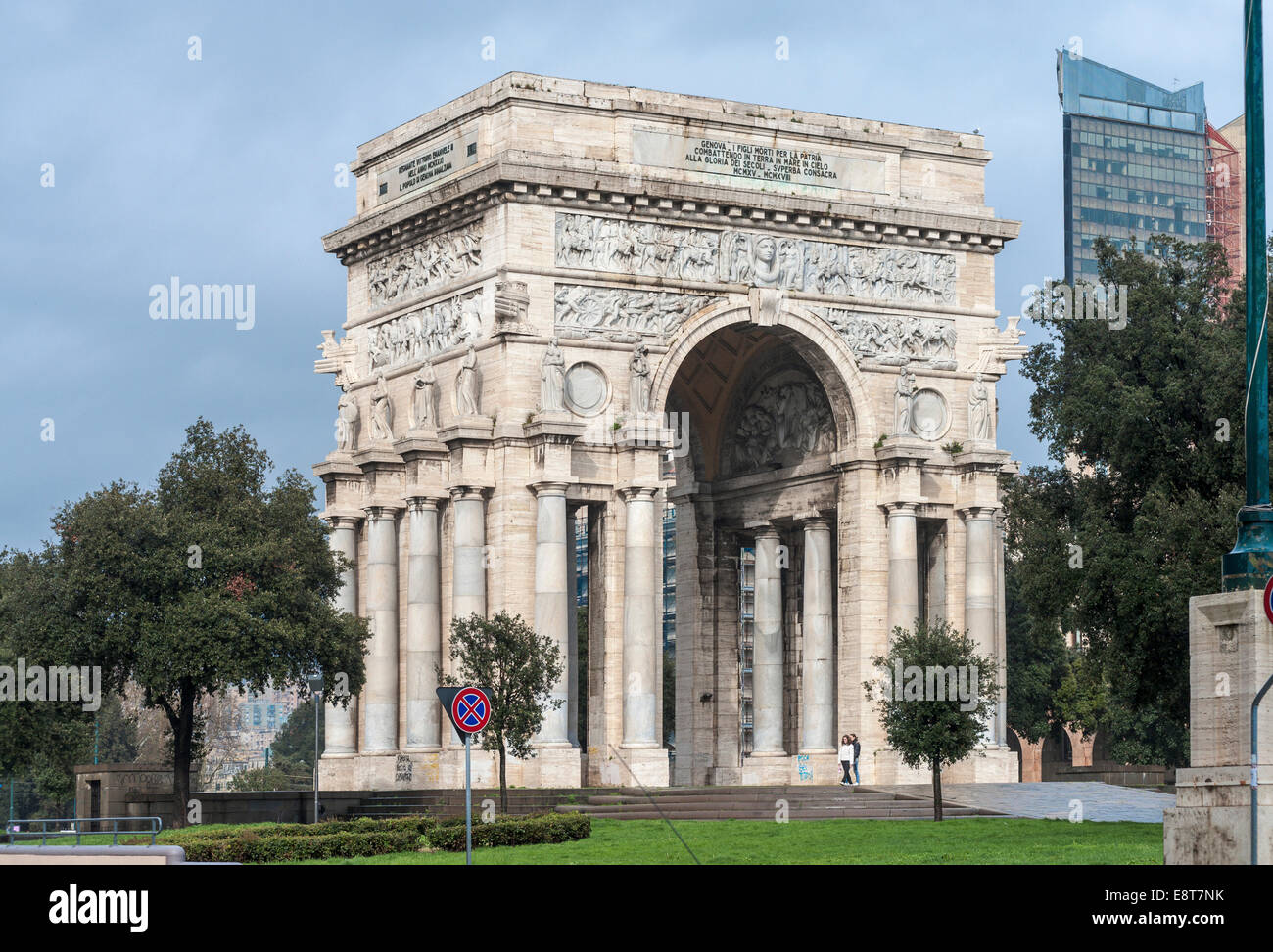 Arco di Triumphal Arco della Vittoria, architettura del fascismo italiano sotto Mussolini, Piazza della Vittoria, Genova, Liguria Foto Stock