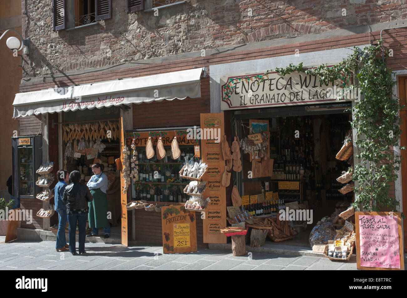 I negozi che vendono specialità locali, città vecchia, Castiglione del Lago, Umbria, Italia Foto Stock