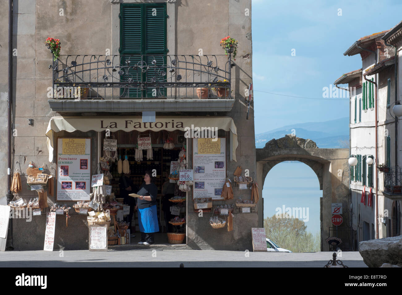 Negozio con specialità locali, il cancello posteriore e il lago, Piazza Mazzini, centro storico, Castiglione del Lago, Umbria, Italia Foto Stock