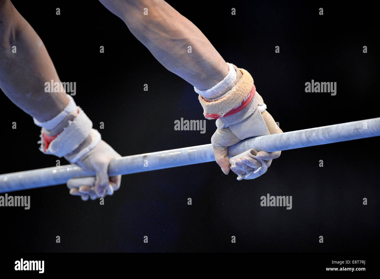 Le mani di un ginnasta concorrenti sulla barra alta, 31 DTB Cup, Gymnastics World Cup, Baden-Württemberg, Germania Foto Stock