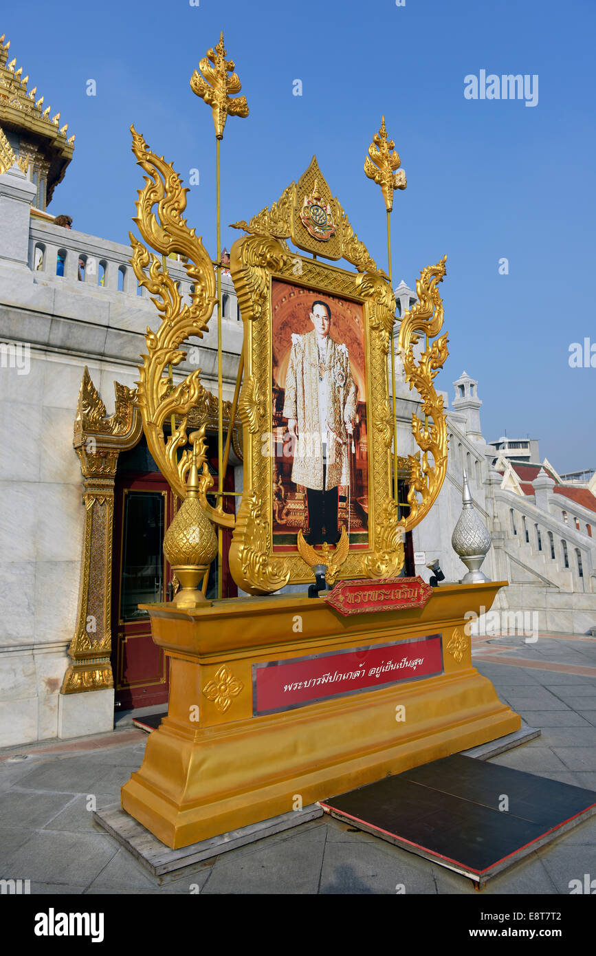 Ritratto di Re Bhumibol Adulyadej, o Rama IX, presso il Tempio del Buddha di oro o Wat Traimit, Bangkok, Thailandia Foto Stock