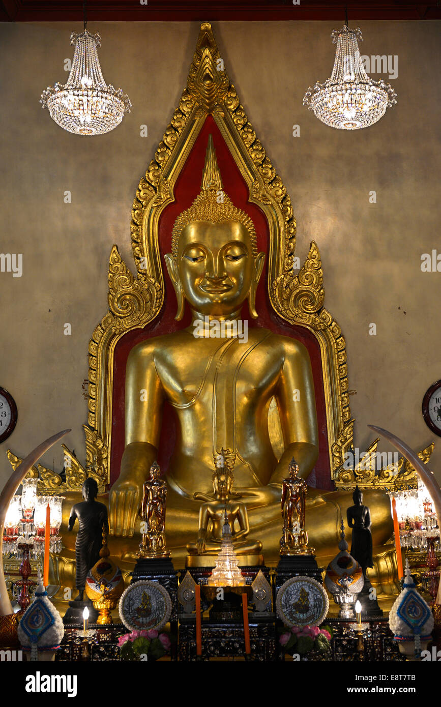 Statua di Buddha nel tempio del Buddha d'oro o Wat Traimit, Bangkok, Thailandia Foto Stock