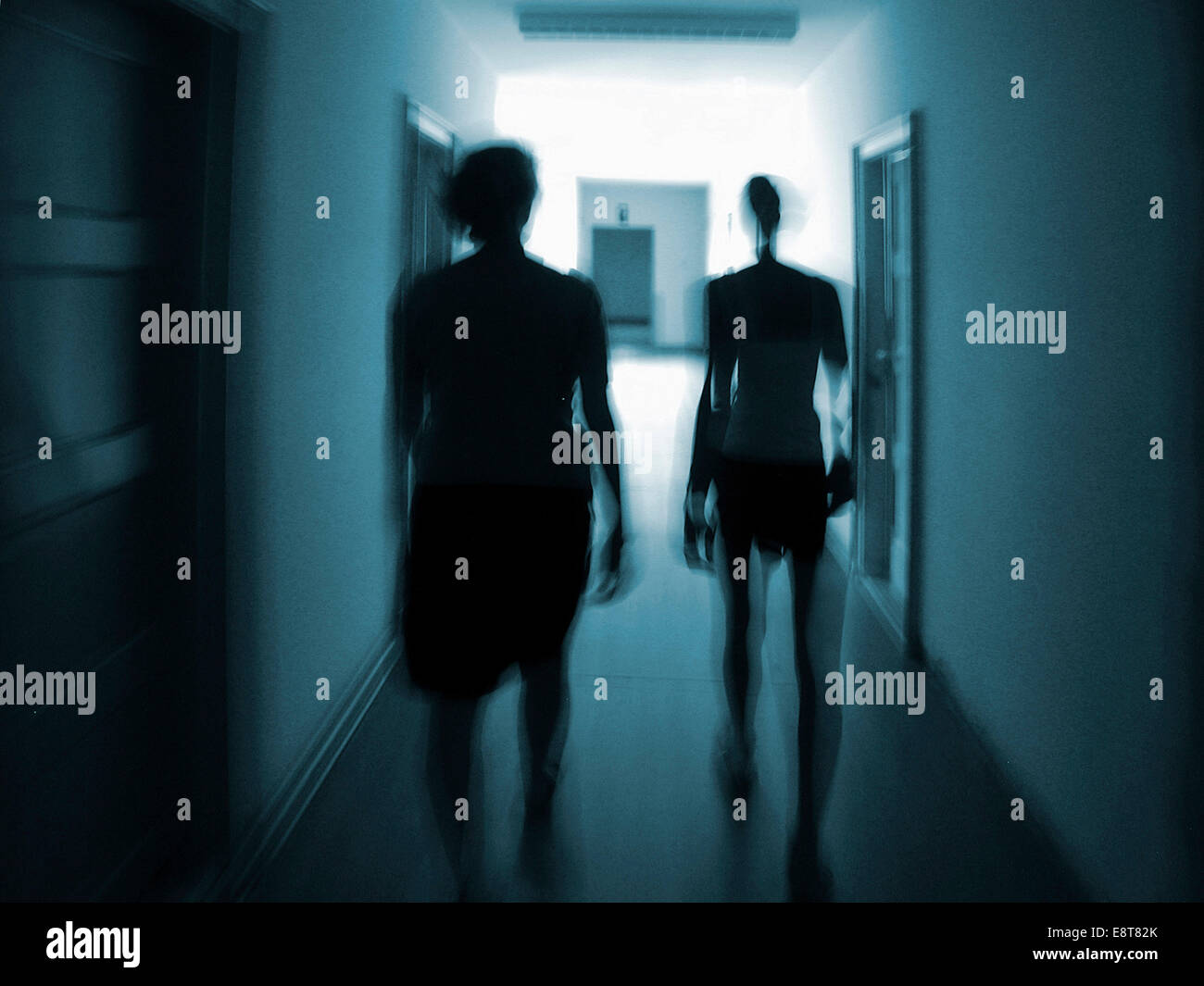 Sagome di due persone in un corridoio Foto Stock